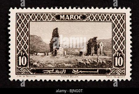 Timbre-poste du Maroc (alors qu'un protectorat français) représentant des ruines romaines de Volubilis. Banque D'Images