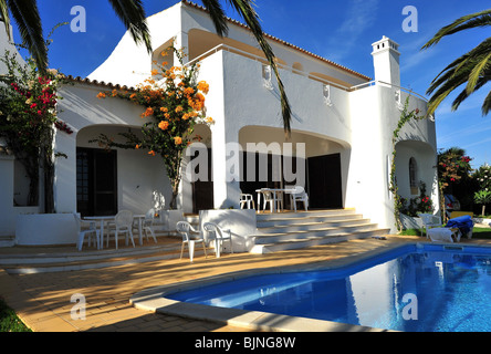 Maison de vacances villa de vacances avec une piscine privée ombragée. Image prise dans l'Algarve, au Portugal. Banque D'Images