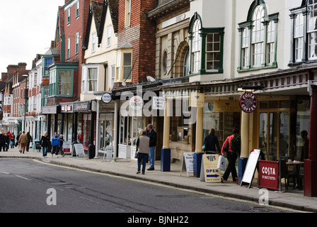 Défilé des boutiques sur la rue principale de la ville historique de Marlborough. Banque D'Images