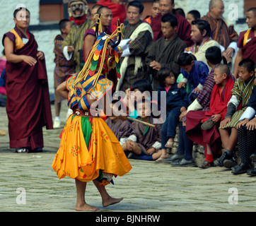 Un danseur masqué représentant un taureau des danses dans la cour de Mongar Dzong durant le festival Mongar, Mongar Tsechu. Bhoutan Banque D'Images