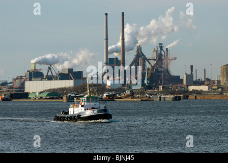 Remorqueur dans le port d'IJmuiden, Hollande, Europe Banque D'Images