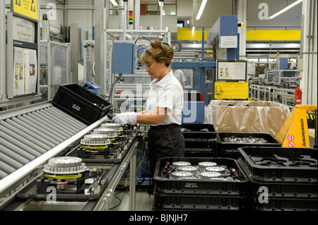 L'employé d'usine par l'assemblée de ce moteurs, Berlin, Allemagne Banque D'Images