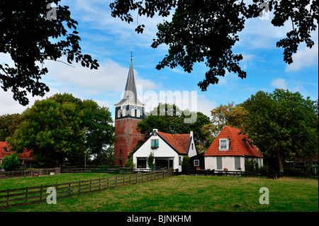 Maison typique hollandaise et l'église à Makkum Friesland Pays-Bas Banque D'Images