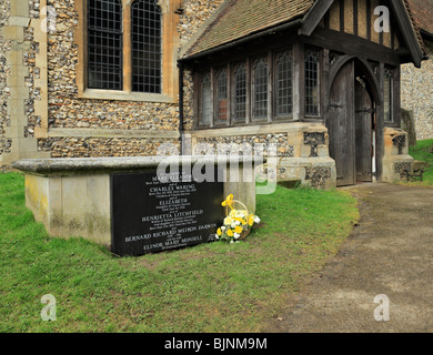 Grave (& nouvelle plaque) dédié aux enfants de Charles Darwin. Downe Church, Bromley, Kent, Angleterre, Royaume-Uni. Banque D'Images