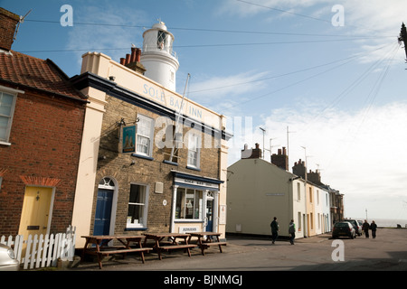 Scène de rue dont l'Unique Bay Inn et phare, Southwold, Suffolk, UK Banque D'Images