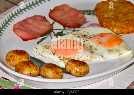 Le petit-déjeuner avec des oeufs au bacon et champignons sautés et paillasson de pommes de terre Banque D'Images