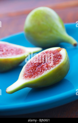 Délicieux miel vert vibrant sweet fig. Figues coupées en deux Banque D'Images