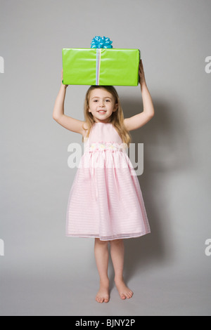 Girl holding a birthday gift Banque D'Images