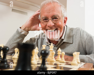 Senior man playing chess Banque D'Images