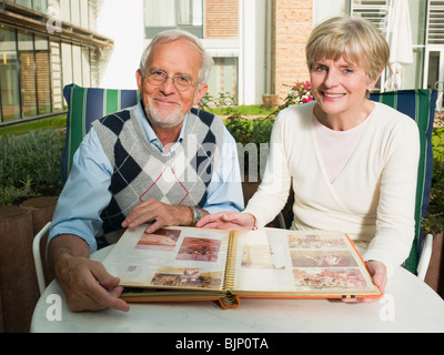 A Senior couple un album photo Banque D'Images