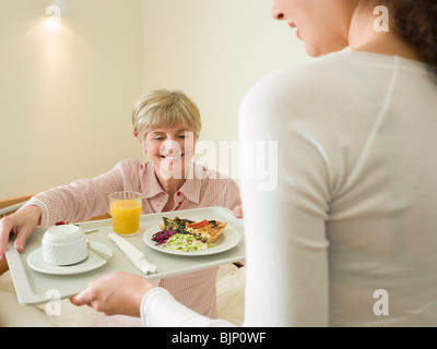 Woman getting le déjeuner servi au lit Banque D'Images