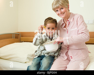 Petit-fils de visiter grand-mère à l'hôpital Banque D'Images