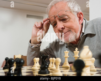 Senior man playing chess Banque D'Images