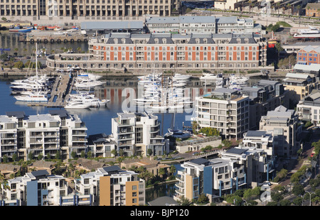 Le bâtiment en briques rouges est le Cape Grace un hôtel de luxe entouré par un port de plaisance et du logement résidentiel sur le V&A Waterfront ZA Banque D'Images