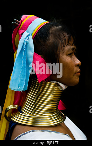 Une belle femme Karen Padong. Banque D'Images