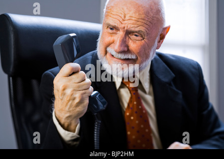 Libre de angry businessman on telephone Banque D'Images