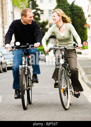 Deux personnes équitation bicyles Banque D'Images