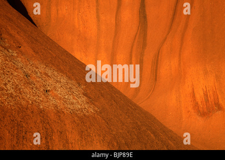 Formation de grès de renommée mondiale, l'Uluru ou Ayers Rock , Territoire du Nord, Australie Banque D'Images