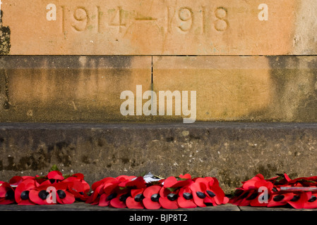 Couronne de pavot fixées à un monument commémoratif de guerre Banque D'Images