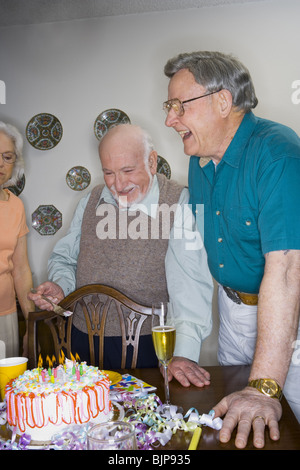 Des soirées autour d'un gâteau d'anniversaire Banque D'Images