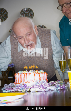 Des soirées autour d'un gâteau d'anniversaire Banque D'Images