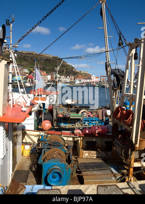 Quatre bateaux de pêche amarrés côte à côte dans le port de Scarborough, North Yorkshire Banque D'Images