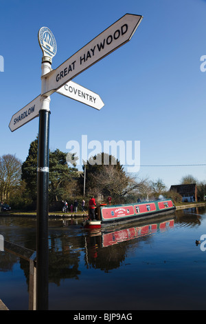 Panneau sur le chemin de halage du canal de jonction Fradley lors de la réunion des deux canaux, près de Lichfield, dans le Staffordshire, en Angleterre. Banque D'Images
