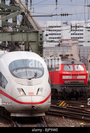 Une glace entre dans Koln HBF après avoir traversé le Hohenzollernbridge alors que 218 206 feuilles en direction de Köln Messe/Deutz. Banque D'Images