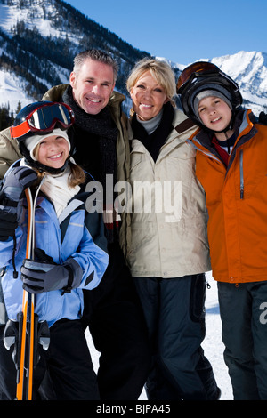 Une famille sur une montagne enneigée Banque D'Images