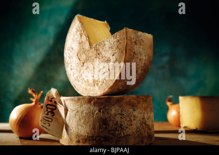 Coupe ronde tout chiffon lié gigognes de fromage cheddar ferme anglaise dans un cadre Banque D'Images