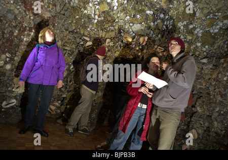 Les visiteurs et les étudiants dans le souterrain Grotte Shell en folie Goldney Hall Garden Université de Bristol South West England UK Banque D'Images