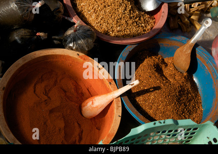 La poudre de curry et les flocons de piment séché au marché de Luang Prabang au Laos Banque D'Images