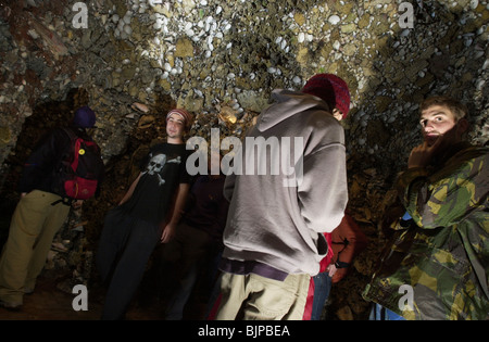 Les visiteurs et les étudiants dans le souterrain Grotte Shell en folie Goldney Hall Garden Université de Bristol South West England UK Banque D'Images