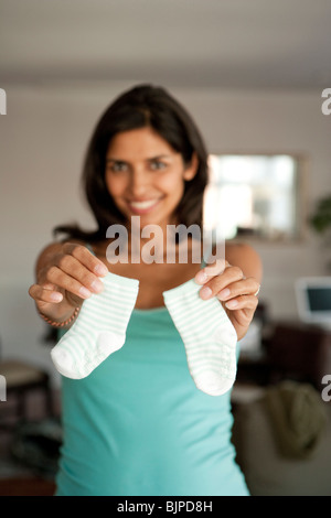 Pregnant woman holding Baby socks Banque D'Images