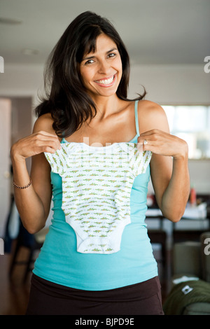 Pregnant woman holding Baby socks Banque D'Images