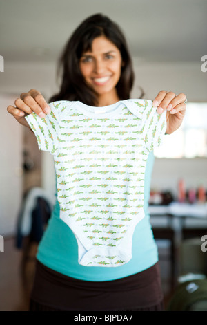 Pregnant woman holding Baby socks Banque D'Images