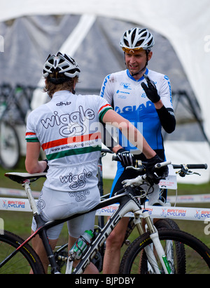 Mens elite vélo de montagne cross-country Oliver Beckingsale et Lee Williams se détend après avoir participé à un cycle national. Banque D'Images