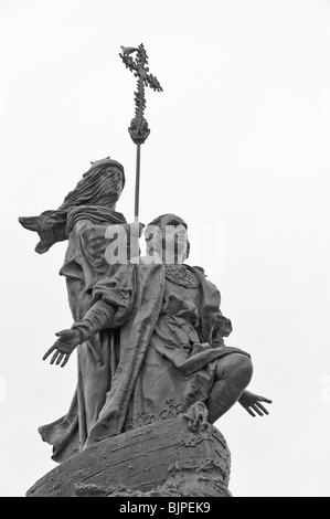 Détail de Christophe Colomb sur le haut du monument à la découverte de l'Amérique dans la ville de Valladolid, Castilla y León, Espagne, Europe Banque D'Images