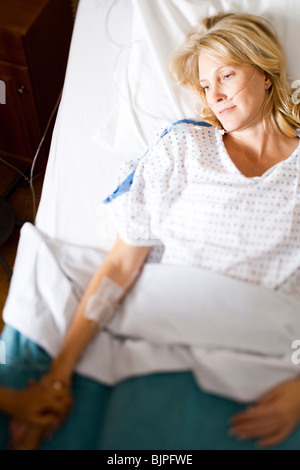 Woman in hospital bed Banque D'Images