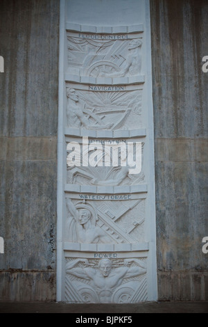 Le bas-relief de style Art déco à célébrer les avantages de l'Hoover Dam affiché sur l'ascenseur towers au Barrage Hoover Banque D'Images