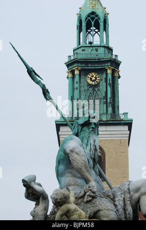 Libre de la fontaine de Neptune Statue avec l'Église Marienkirche Alexanderplatz Berlin Mitte Allemagne Banque D'Images