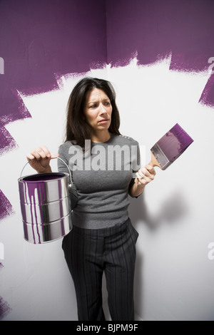 Femme peint dans un coin Banque D'Images