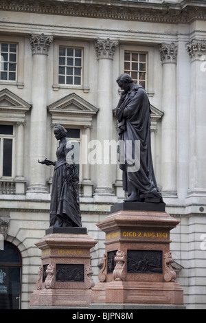 Des statues de Florence Nightingale et Sidney Herbert chiffres clés dans la guerre de Crimée situé à Lower Regent Street à Londres Banque D'Images