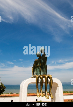 La sculpture monumentale en bronze nostalgie par Ramiz Barquet situé sur le Malecon à Puerto Vallarta au Mexique. Banque D'Images