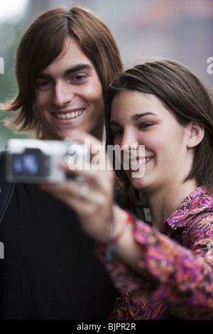 Couple de prendre une photo d'eux-mêmes Banque D'Images