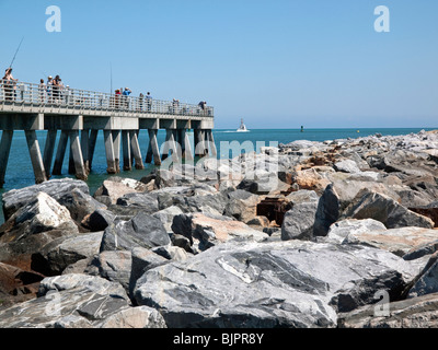 Jetée de pêche à l'entrée au port Cavaveral juste au sud du Cap sur la côte de la Floride USA Espace à la jetée Park Banque D'Images