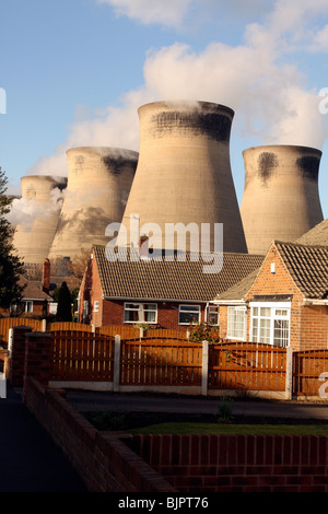 Les tours de refroidissement géant dominant l'horizon et des maisons voisines. Henrichenburg shiplift,Henrichenburg Shiplift, Yorkshire, UK Banque D'Images