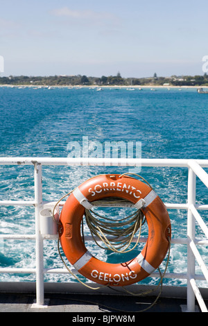 La courroie sur la vie à Sorrente ferry Geelong avec Sorrento sur la péninsule de Mornington, à Victoria, en Australie, dans l'arrière-plan Banque D'Images