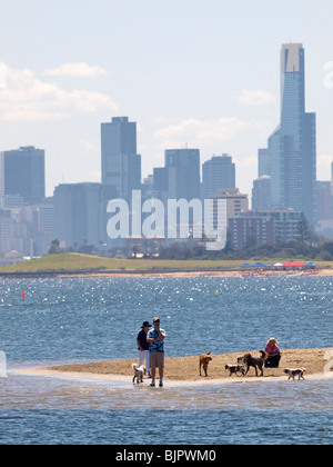 Vue CÔTIÈRE DE BRIGHTON SUR PORT PHILLIP BAY AVEC DES GENS EN LANGUE DE SABLE AVEC DES TOITS DE MELBOURNE AUSTRALIE VICTORIA HORIZON Banque D'Images