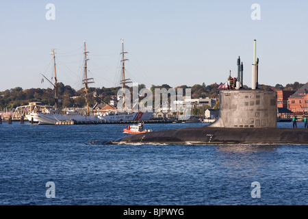 L'US Navy un sous-marin d'attaque rapide de classe Virginia se dirige vers le sud dans la rivière Thames, passé la Garde côtière américaine Eagle, New London, CT Banque D'Images